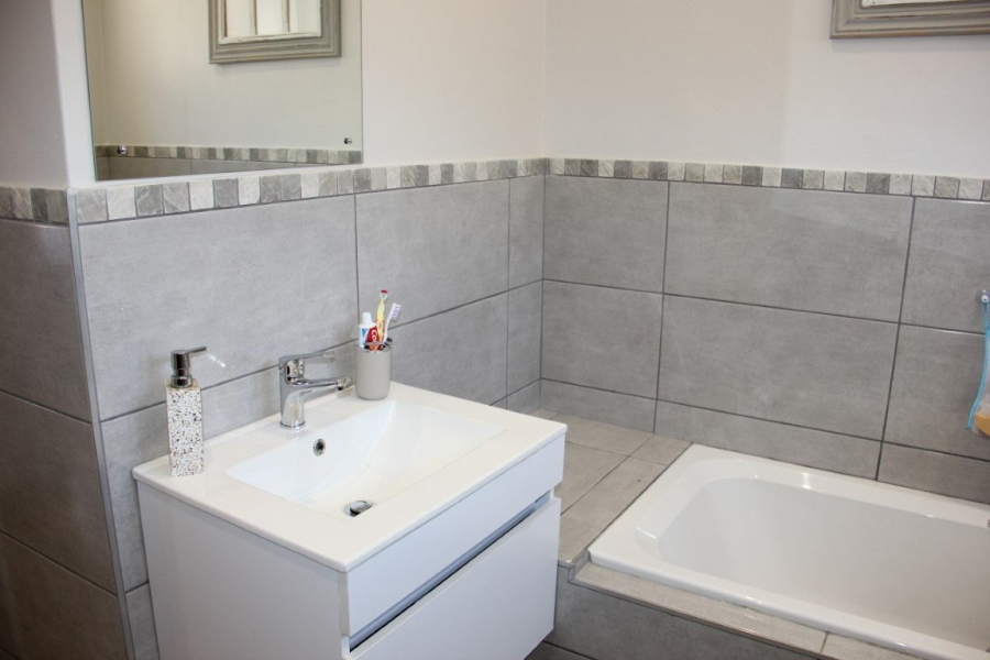 To Let 3 Bedroom Property for Rent in Heldervue Western Cape